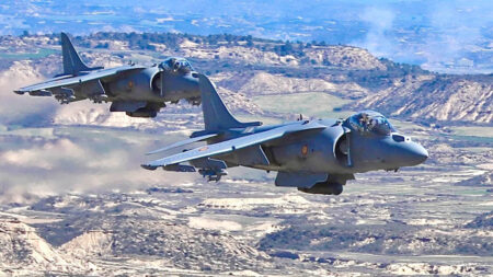 Para el almirante Piñeiro, los aviones de ala fija son indospensables para la Armada del futuro.