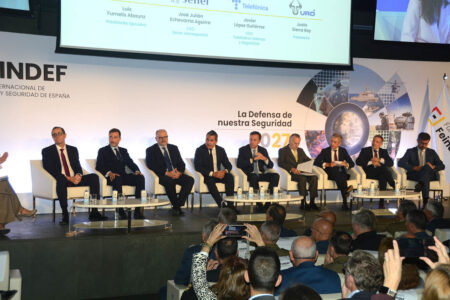 Mesa de debate en la presentación de FEINDEF 2027.