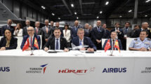 Jean-Brice Dumont, presidente de Airbus Air Power ha firmado el acuerdo en nombre de las empresas participantes.