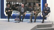 Los tres jefes de Estado Mayor con el ex ministro Eduardo Serra durante el panel en que han intervenido en FEINDEF.