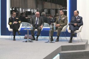 Los tres jefes de Estado Mayor con el ex ministro Eduardo Serra durante el panel en que han intervenido en FEINDEF.