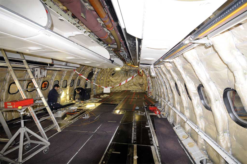 Otro detalle del interior del avión completamente despanelado y listo para recibir los nuevos equipos y butacas