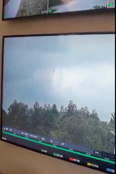 Captura del video que muestra, al parecer, la cáida en picsdo dle avión de China Eastern.