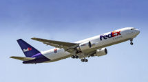 Entre las entregas del mes de mayo de Boeing está el B-767F número 100 de Fedex, el cual luce un emblema acreditativo en su fuselaje.q