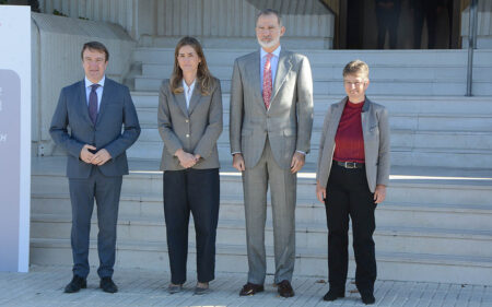 Felipe VI a su llegada con la presidenta de GMV, la ministra de  Transición Ecológica y el Reto Demográfico, y el alcalde de Tres Cantos.