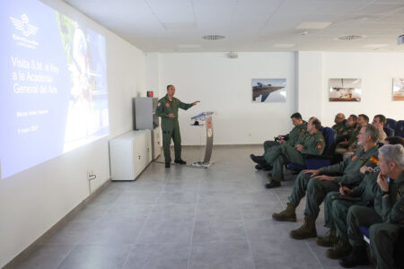 Un momento del briefing a Felipe VI en la AGA.