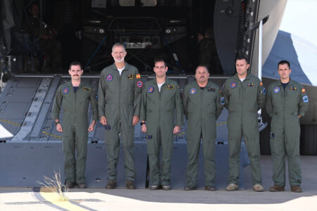 Felipe VI junto a la tripulación del A400M en el que ha volado.