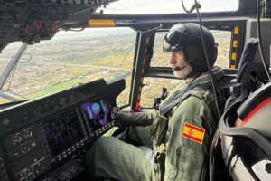 Felipe VI a los mandos de un NH90 de la Armada.