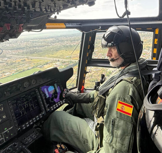 Felipe VI a los mandos de un NH90 de la Armada.