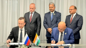 Firma del acuerdo entre HAL y United Aircraft Corporation,