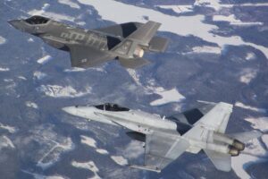 Un F-35 volando en formación con un F/A-18 finlandés durante la evaluación del modleo.