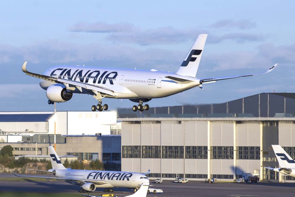 El primero de los Airbus A350 de Finnair aterrizando en el aeropuerto de Helsinki.