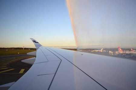 Arco de agua de saludo al primer Airbus A350 de Finnair a la llegada a Helsinki.