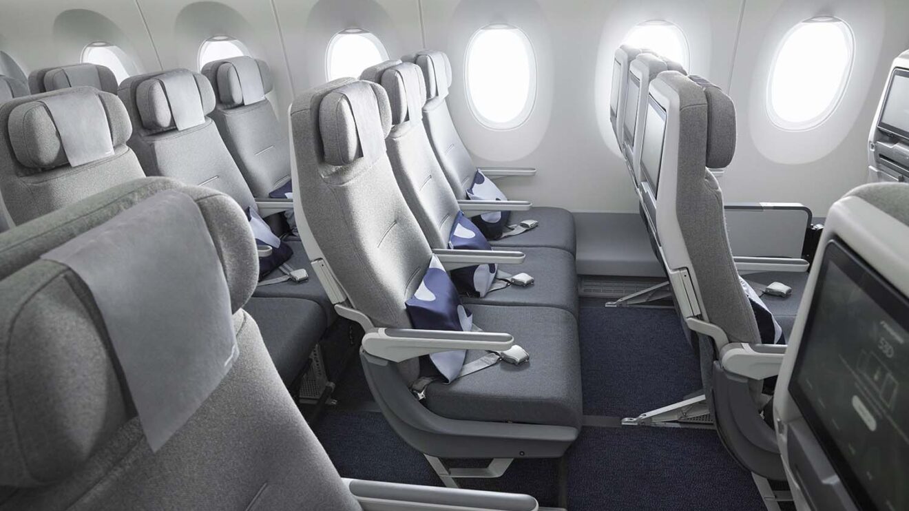 Finnair ha elegido unos nuevos asientos más ligeros y tapizados en gris para su nueva turista.