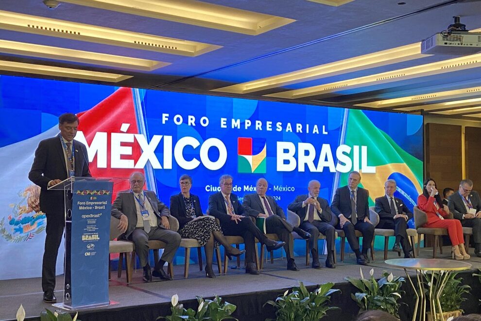 La firma del acuerdo entre Embraer y la industria mexicana se hizo en un foro empresarial entre ambois países.