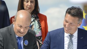 Firma en Le Bourget por parte de Eric Trapier de Dassault (izquierda) y Dirk Hoke de Airbus del acuerdo entre sus empresas para el desarrollo del FCAS. Entre ellos Margarita Robles, ministra de Defensa española.