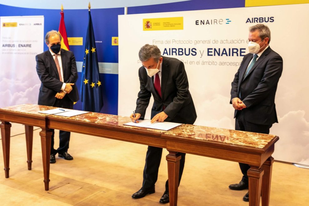 Pedro Saura firma, entre Ángel Luis Arias (izquierda) y Alberto Gutiérrez (derecha) el acuerdo entre el ministerio, Enaire y Airbus.