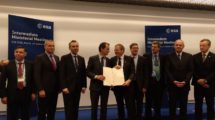 El ministro español Pedro Duque con los representantes de España, Alemania, Francia, Italia, Suiza, ESA y Arianespace tras la firma del acuerdo para el uso de los lanzadores Ariane 6 y Vega C.