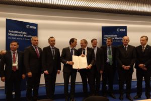 El ministro español Pedro Duque con los representantes de España, Alemania, Francia, Italia, Suiza, ESA y Arianespace tras la firma del acuerdo para el uso de los lanzadores Ariane 6 y Vega C.