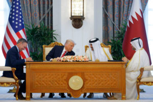 Firma entre Boeing y Qatar Airways del contrato por hasta 210 B-87 y B-777X.