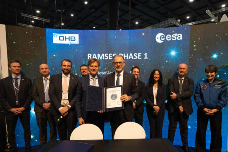 Firma entre ESA y OHB Italia del contrato de RAMSES.