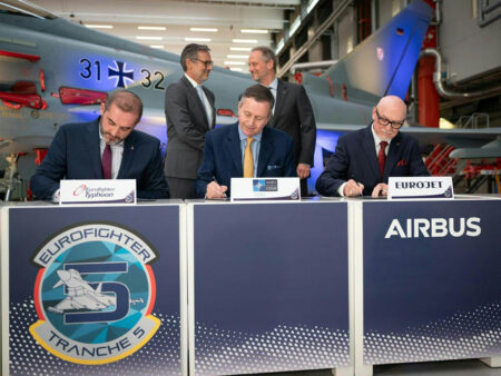 Jorge Tamarit-Degenhardt, consejero delegado de Eurofighter, Simon Ellard, director general de NETMA, y Ralf Breiling, consejero delegad de Eurojet firman el contrato de compra de 20 Eurofighter para Alemania.