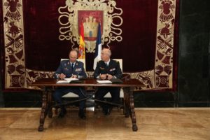 Los generales Javier Salto y Phillippe Lavigne firman la adhesión al FCAS del Ejército del Aire español.
