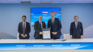 Firma en el salón de Farnborough de la incorporación de Airbus al fondo de inversión E2D.