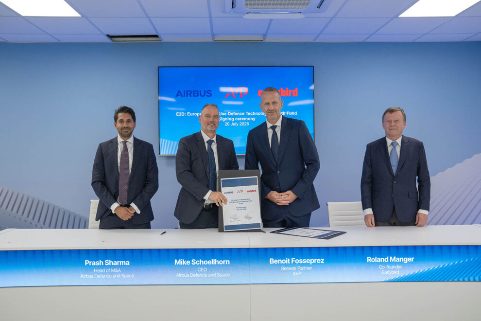 Firma en el salón de Farnborough de la incorporación de Airbus al fondo de inversión E2D.