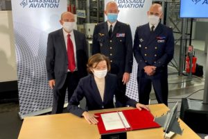 Florence Parly firma con Dassault la compra de más Rafale para el Ejército del Aire y del Espacio francés.