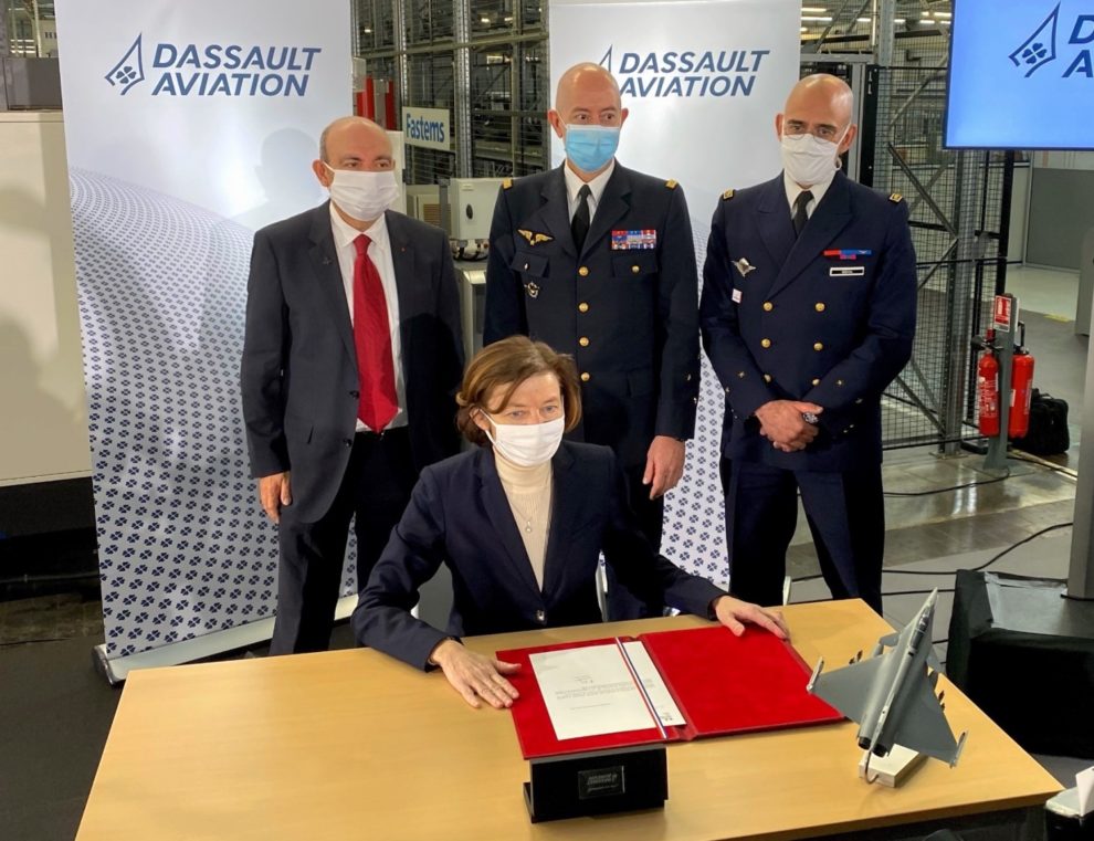 Florence Parly firma con Dassault la compra de más Rafale para el Ejército del Aire y del Espacio francés.