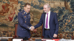 El general Braco, jefe del Estado Mayor del Aire, y Jesús B. Serrano, director general de GMV, firman el acuerdo entre ambas partes.