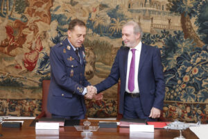 El general Braco, jefe del Estado Mayor del Aire, y Jesús B. Serrano, director general de GMV, firman el acuerdo entre ambas partes.