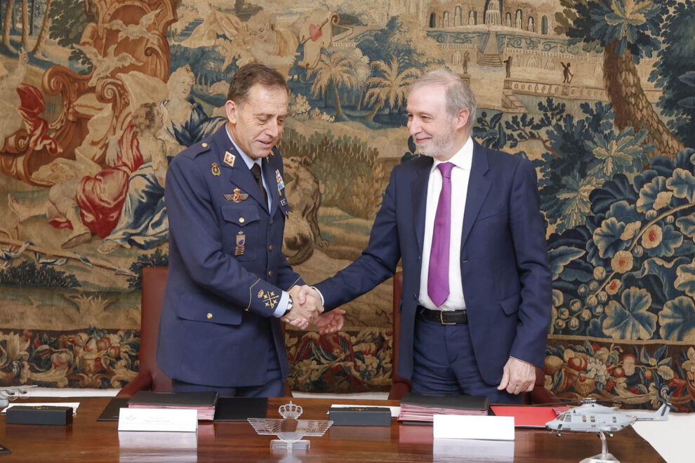 El general Braco, jefe del Estado Mayor del Aire, y Jesús B. Serrano, director general de GMV, firman el acuerdo entre ambas partes.