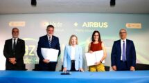 Firma del contrato de producción de los satélites Paz 2.
