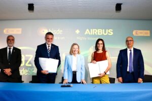 Firma del contrato de producción de los satélites Paz 2.