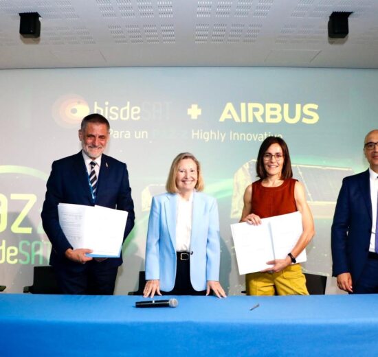 Firma del contrato de producción de los satélites Paz 2.