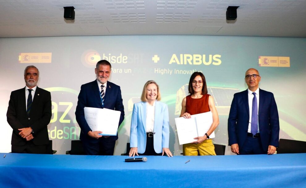 Firma del contrato de producción de los satélites Paz 2.