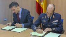 El director del INTA, teniente general José María Salom, y el subsecretario del Ministerio de Ciencia e Innovación, Pablo Martín, firman el acurerdo para Ingenio.