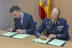 El director del INTA, teniente general José María Salom, y el subsecretario del Ministerio de Ciencia e Innovación, Pablo Martín, firman el acurerdo para Ingenio.