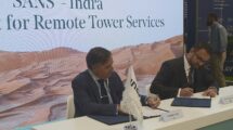 Ignacio MAtaix y Abdulaziz Alzaid firman en el World ATM Congress el acuerdo entre Indra y Sans.