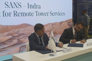 Ignacio MAtaix y Abdulaziz Alzaid firman en el World ATM Congress el acuerdo entre Indra y Sans.
