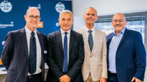 Ghislain Nicolle, Inmarsat; Antonio Garutti, ESA; Hugues de Beco, Airbus; y Hugh McConnellogue, Easyjet trs la firma.