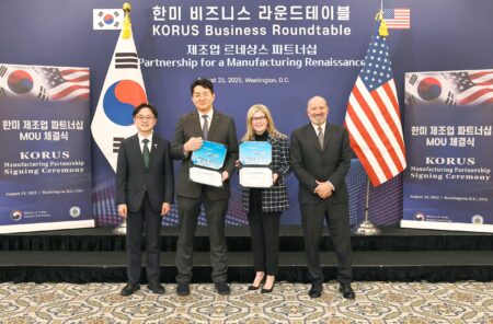 Firma del acuerdo entre Boeing y Korean Air por 103 aviones.