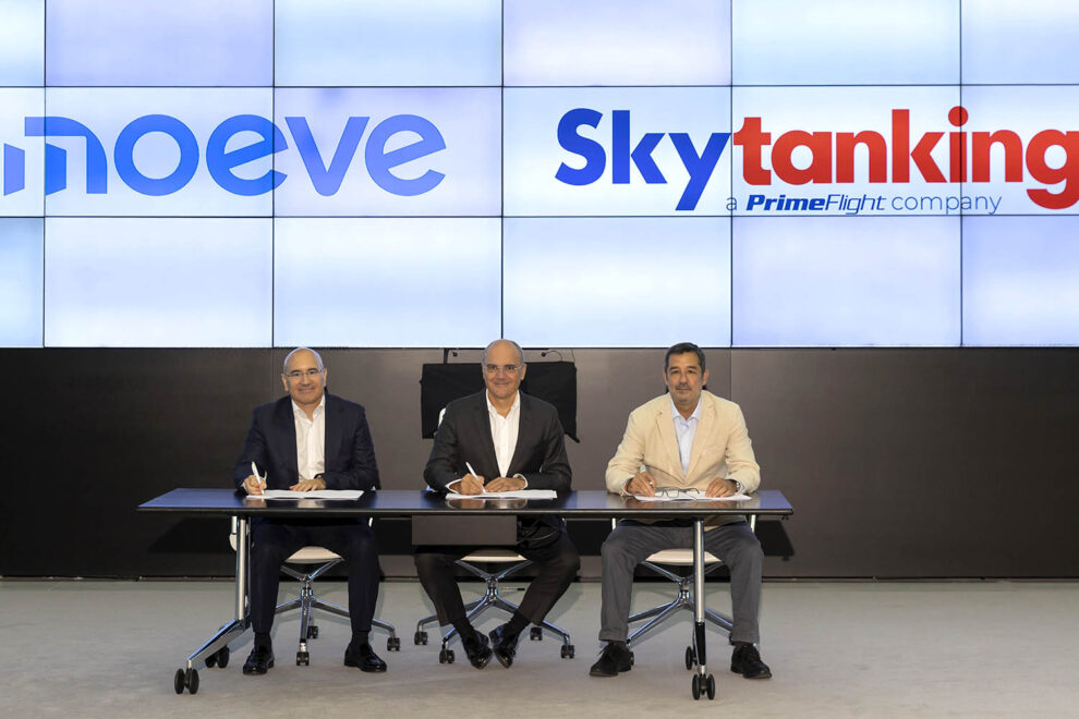 Firma del acuerdo entre Moeve y Skytanking.