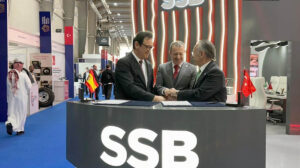 Firma del acuerdo entre Grupo Oesía y SDT en la feria World Defense Show.