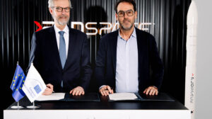 Firma entre PLD Space y el BEI del préstamo de 30 millones de euros.