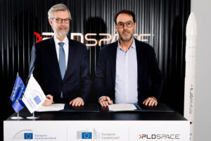 Firma entre PLD Space y el BEI del préstamo de 30 millones de euros.
