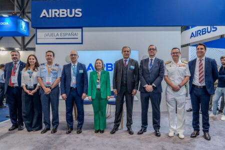 La secretaria de Estado de Defensa junto a directivos de Airbus y mandos del ministerio tras la firma del Plan Nacional de Helicópteros en FEINDEF.
