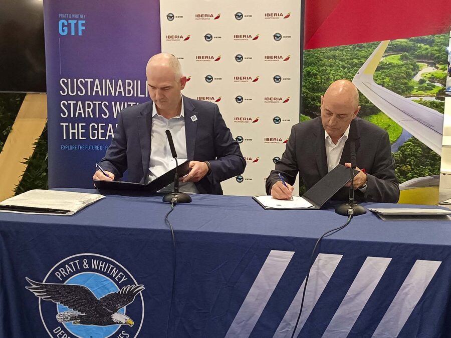 Marc Meredith, director ejecutivo de GTF Engine Aftermarket de Pratt & Whitney (izquierda) y Andy Best, director de Iberia Maintenace firman el acuerdo entre ambas empresas.